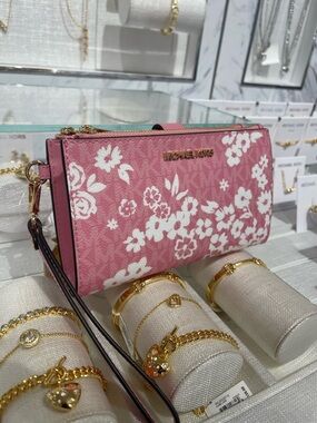 MICHAEL KORS JST Lg Double Zip Printed Signature Logo Wristlet Wallet
Carnation